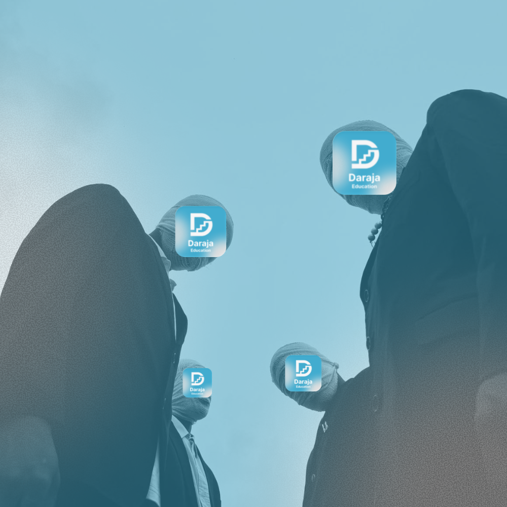فريق Daraja EDU — أربعة أشخاص على وجوههم شعار المنصة